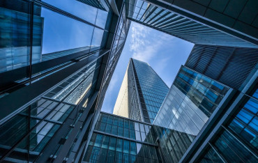 Jak powstaje nowoczesna fasada? Wyciskanie aluminium, design i ślad węglowy w praktyce